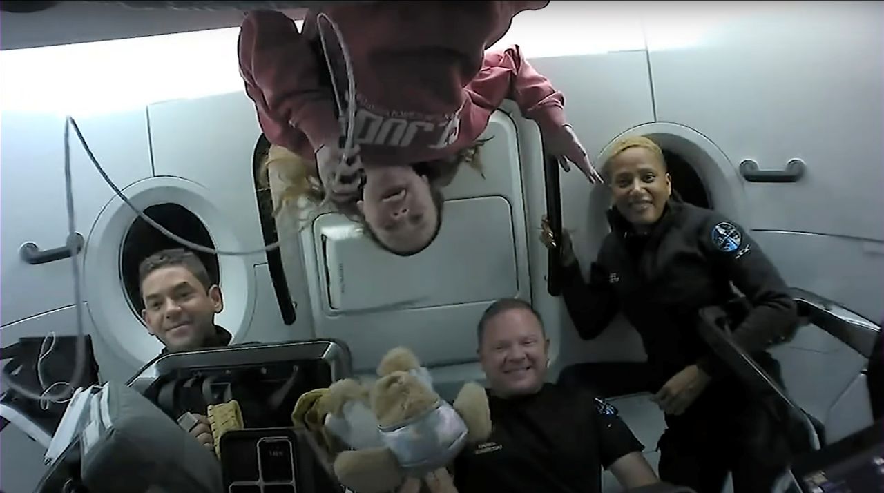 فريق "إنسبايريشن4" المكون من أربعة يتحدثون من الفضاء في هذه الصورة المنشورة يوم الجمعة. (صورة حصلت عليها رويترز من شركة سبيس إكس يحظر اعادة بيعها أو الاحتفاظ بها في أرشيف)