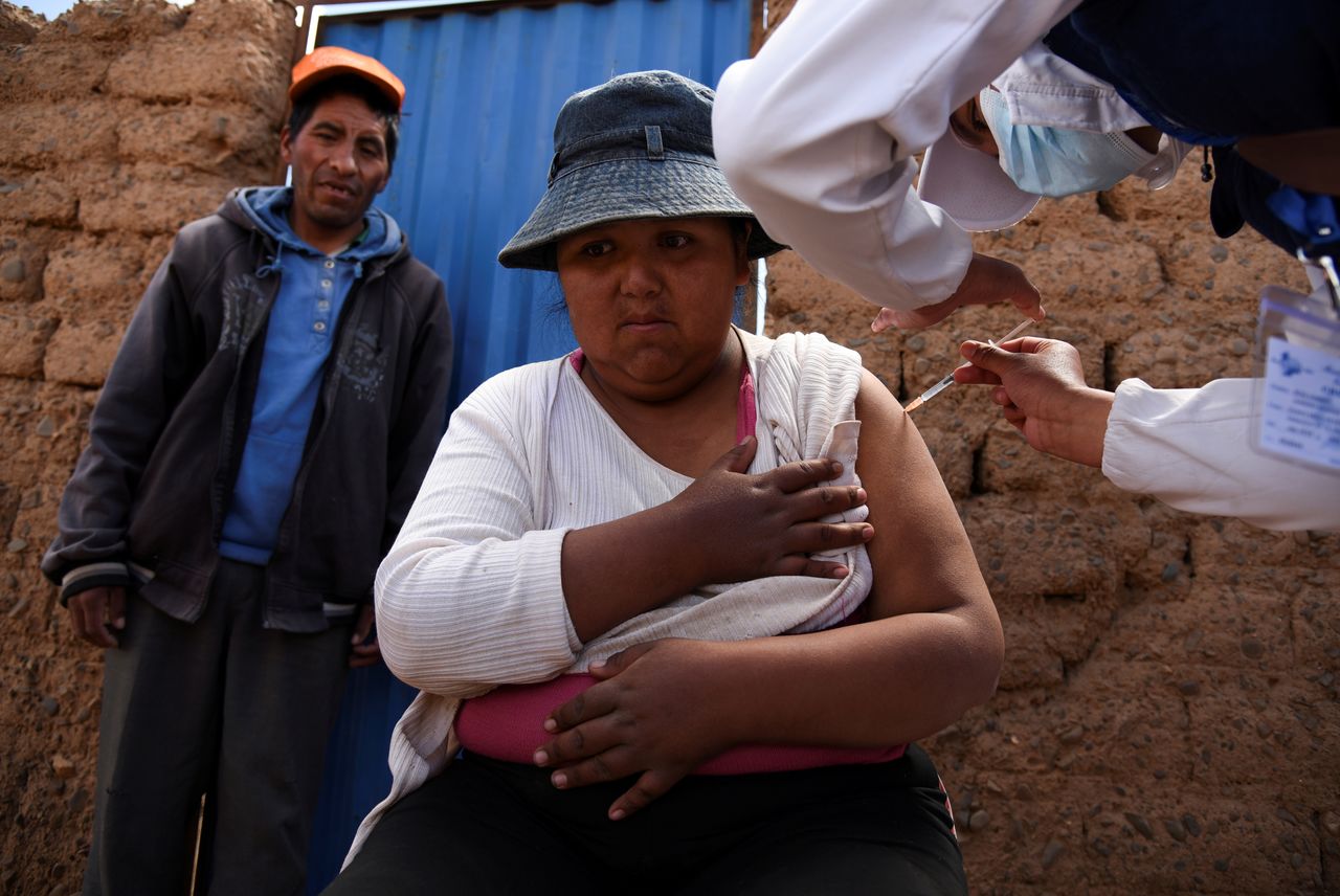 امرأة من بوليفيا تتلقى لقاحا ضد كوفيد-19 يوم 17 سبتمبر ايلول 2021. تصوير: كلاوديا موراليس - رويترز.