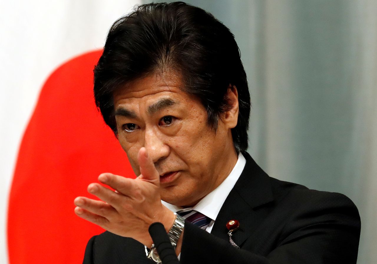 نوريهيسا تامورا وزير الصحة الياباني في طوكيو بصورة من أرشيف رويترز.
