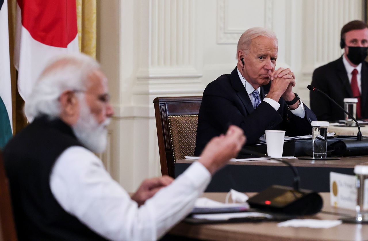 رئيس الوزراء الهندي ناريندرا مودي (الى اليسار) والرئيس الأمريكي جو بايدن خلال اجتماع كواد (الرباعي) في واشنطن يوم الجمعة تصوير: ايفيلين هوكستاين - رويترز.