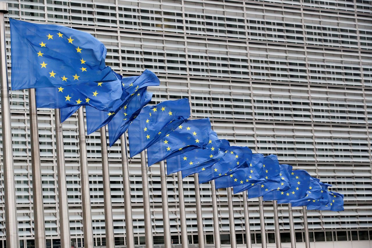 أعلام الاتحاد الأوروبي أمام مقر المفوضية الأوروبية في بروكسل يوم 14 يوليو تموز 2021. تصوير: إيف هيرمان - رويترز.