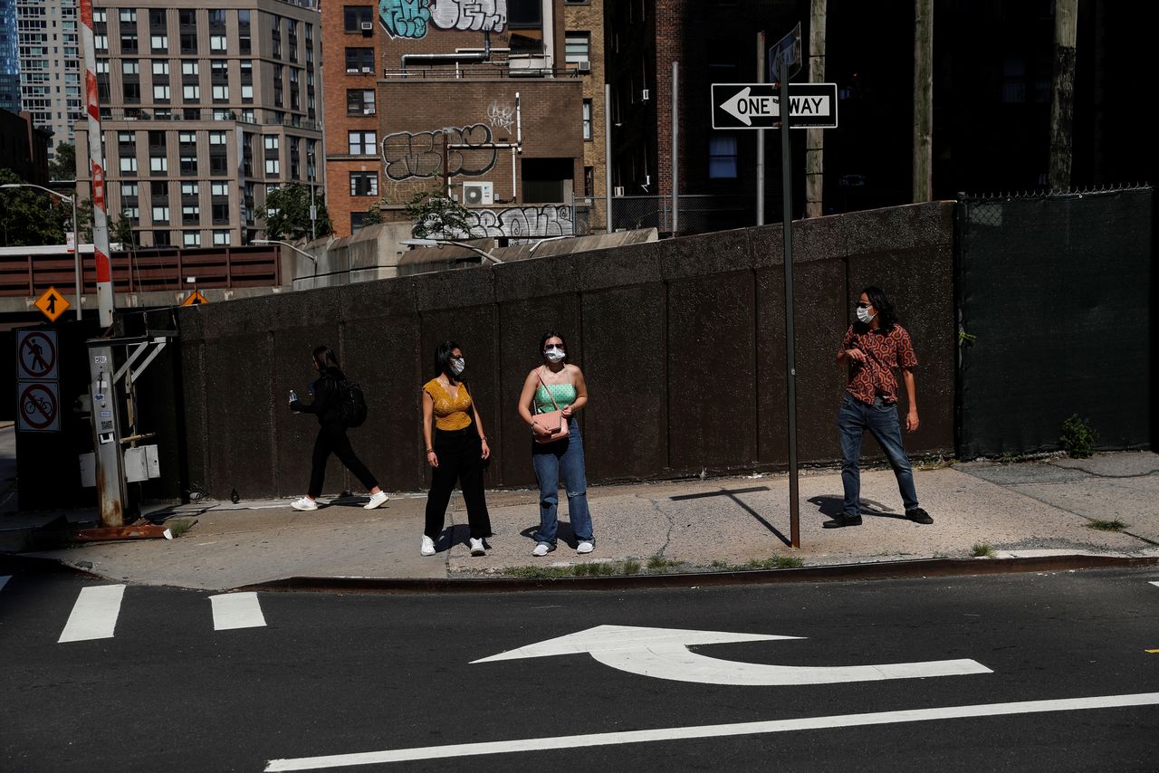 أشخاص يضعون كمامات في نيويورك يوم 15 سبتمبر أيلول 2021. تصوير: شانون ستابلتون - رويترز