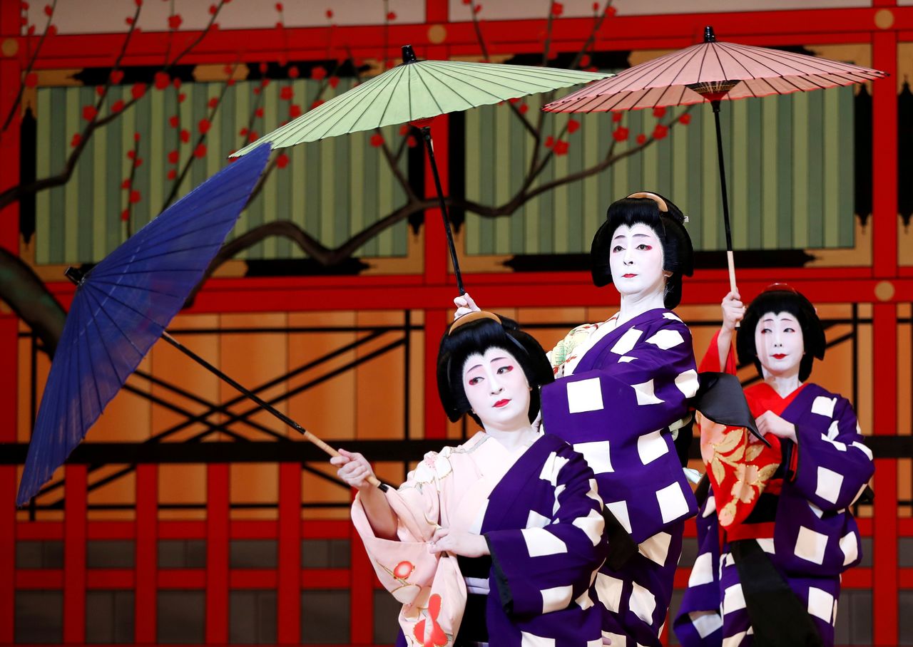  الغيشا، فنانات يابانيات، يؤدين رقصات تقليدية خلال عرض أمام الصحافيين على جانب مهرجان أزوما أودوري للرقص السنوي في مسرح شينباشي إنبوجو في طوكيو، اليابان، 23 مايو/ أيار 2018. تصوير: إيسي كاتو، رويترز.