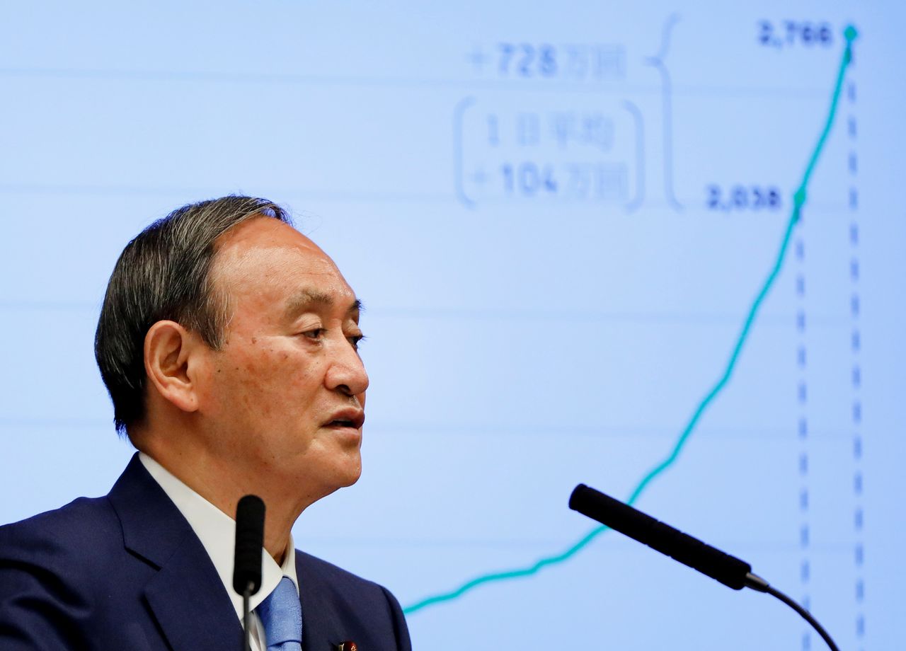 رئيس الوزراء الياباني سوغا يوشيهيدي يحضر مؤتمرا صحفيا حول استجابة اليابان لتفشي فيروس كورونا، في مقر إقامته الرسمي في طوكيو، اليابان، 17 يونيو/ حزيران، 2021. رويترز / عيسى كاتو. 