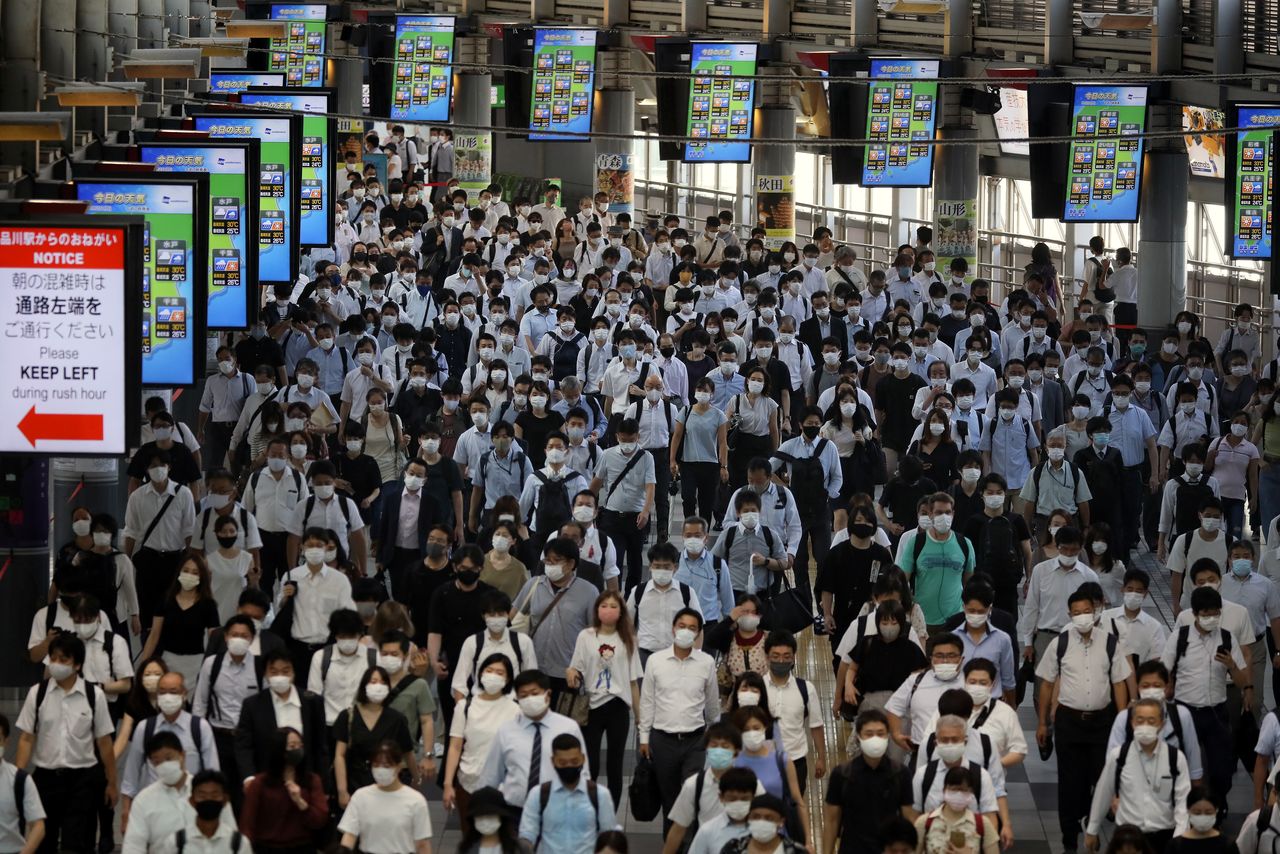 أشخاص يرتدون أقنعة الوجه في محطة شيناغاوا في بداية يوم العمل وسط جائحة كورونا، في طوكيو، اليابان، 2 أغسطس/ آب 2021. كيفين كومبوس/ رويترز.