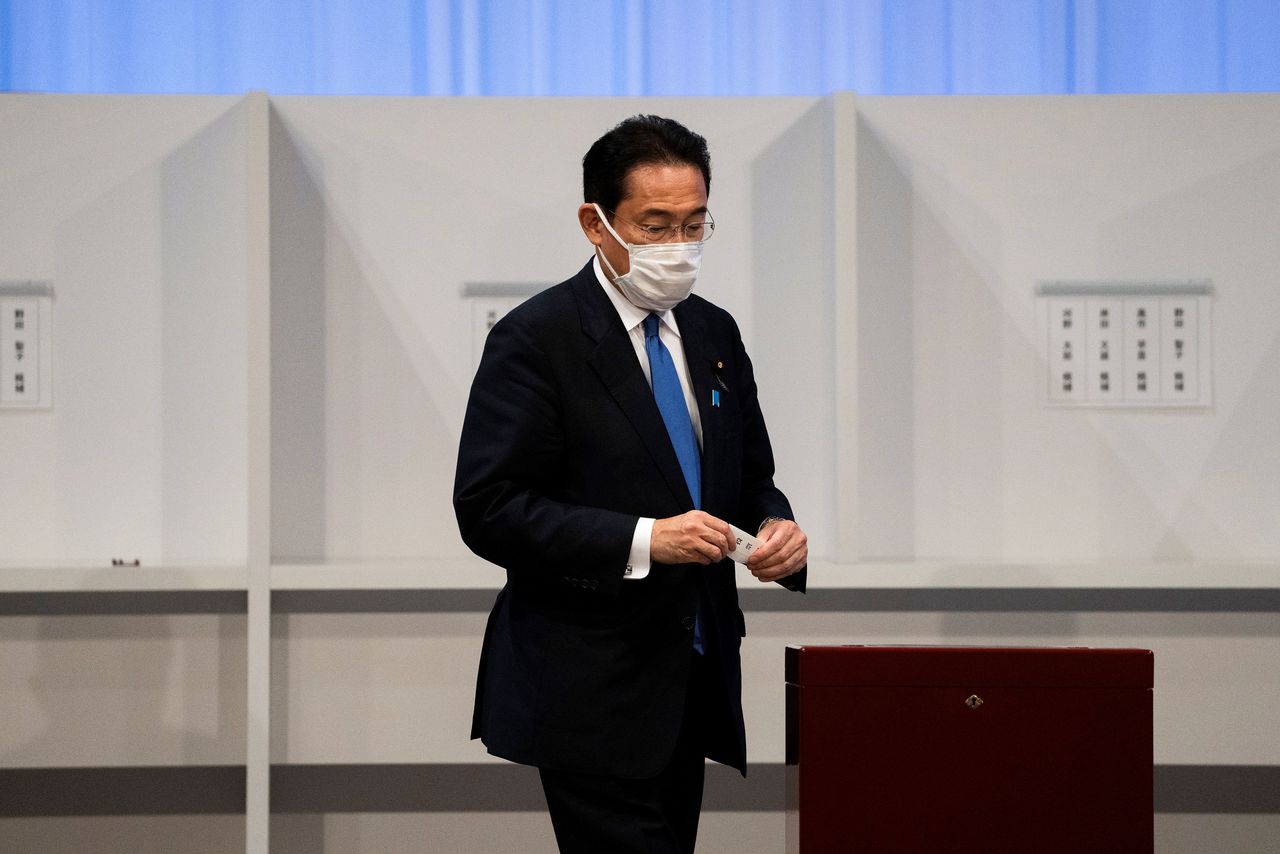 وزير الخارجية الياباني السابق فوميو كيشيدا يدلي بوصته في انتخابات على زعامة الحزب الديمقراطي الحر في طوكيو يوم الأربعاء. صورة لرويترز من ممثل لوكالات الأنباء.