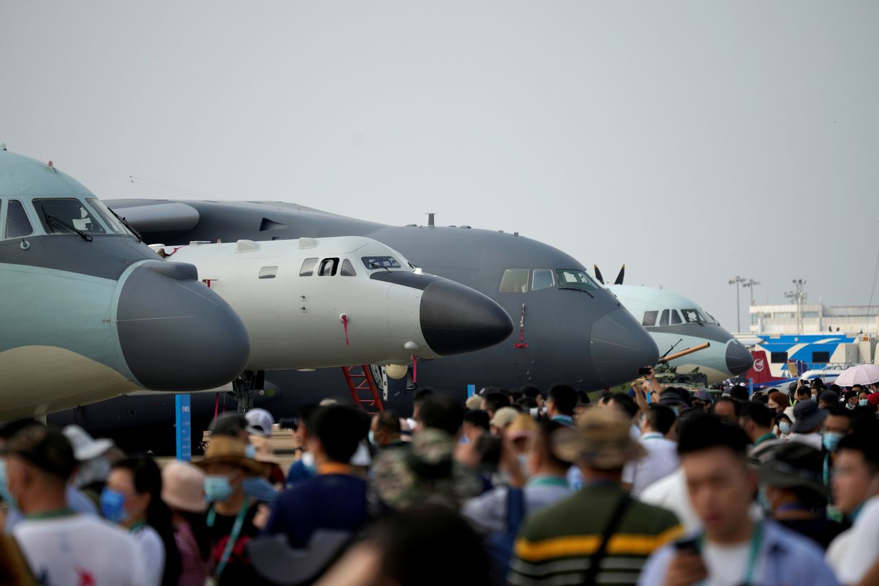رواد معرض جوي في مدينة تشوهاي الصينية يسيرون امام طائرات عسكرية معروضة يوم الأربعاء. تصوير: الي سونج - رويترز.
