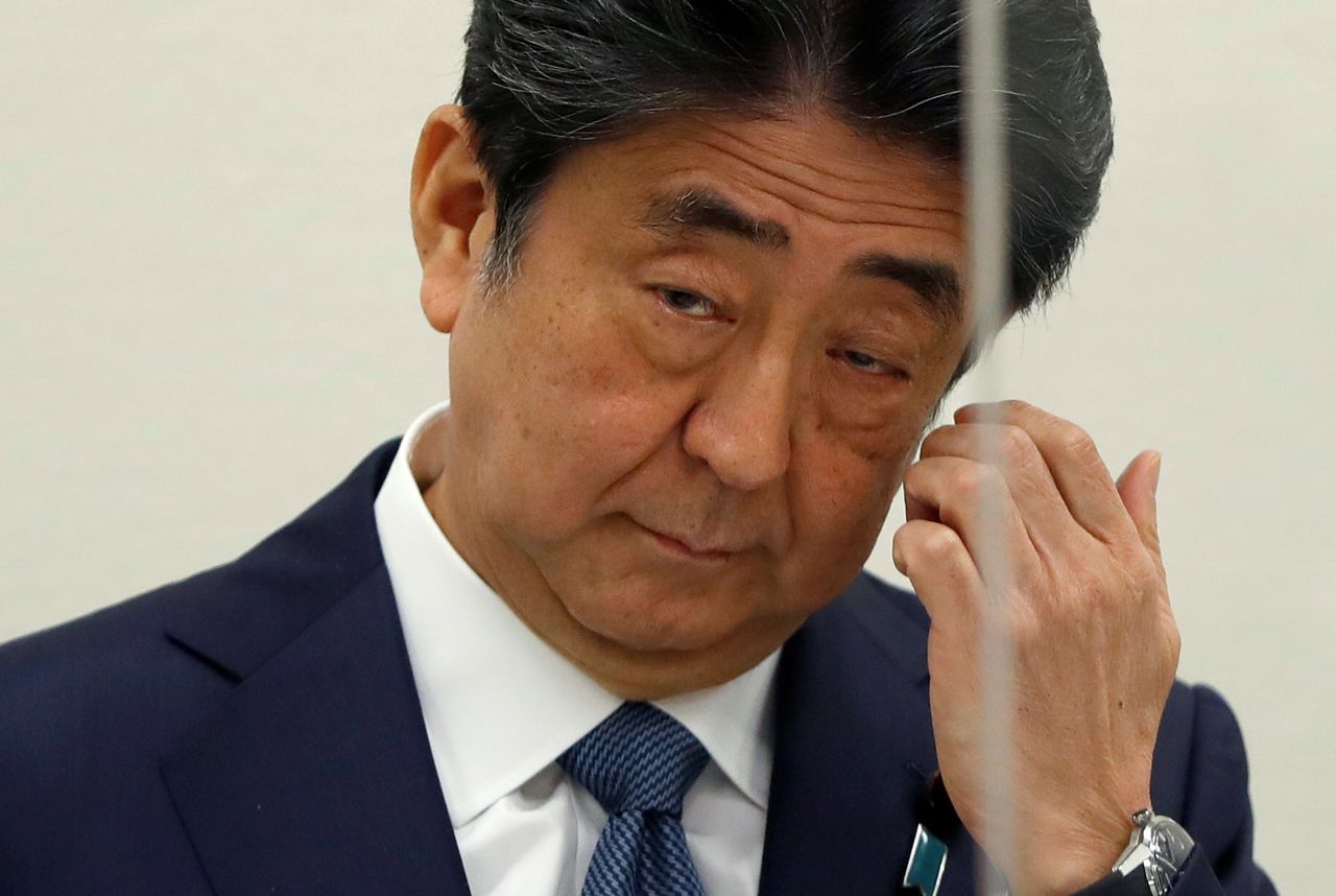  رئيس الوزراء الياباني الأسبق شينزو آبي يحضر مؤتمرا صحفيا في طوكيو، اليابان، 24 ديسمبر/ كانون الأول، 2020.