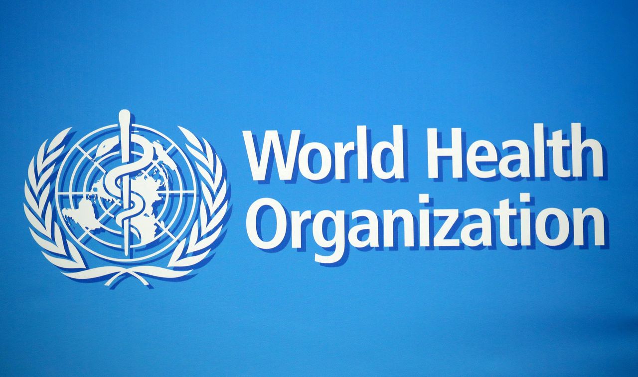 شعار منظمة الصحة العالمية في جنيف في صورة من أرشيف رويترز.