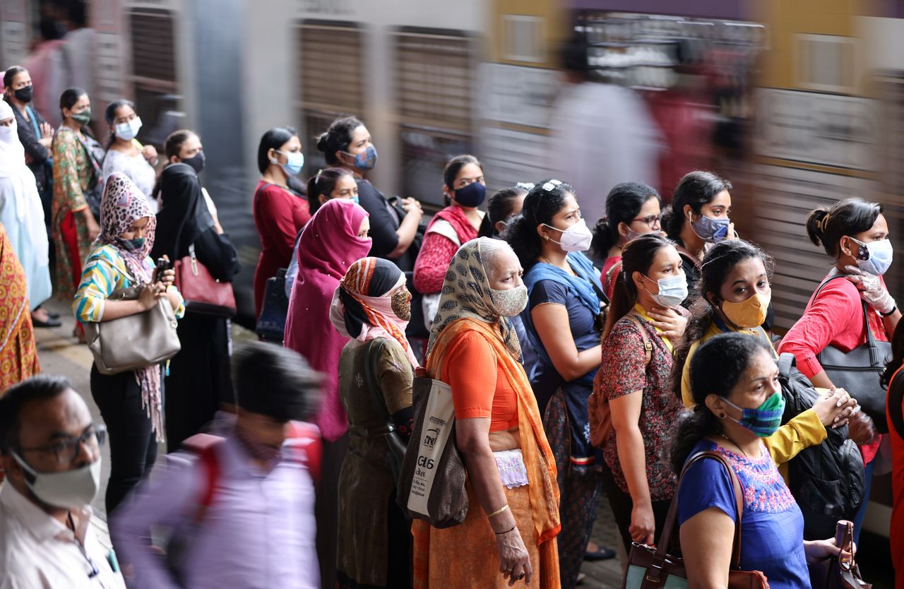 أشخاص يضعون كمامات ينتظرون القطار في مومباي يوم 17 أغسطس آب 2021. تضوير: فرانسيس ماسكارينهاس - رويترز