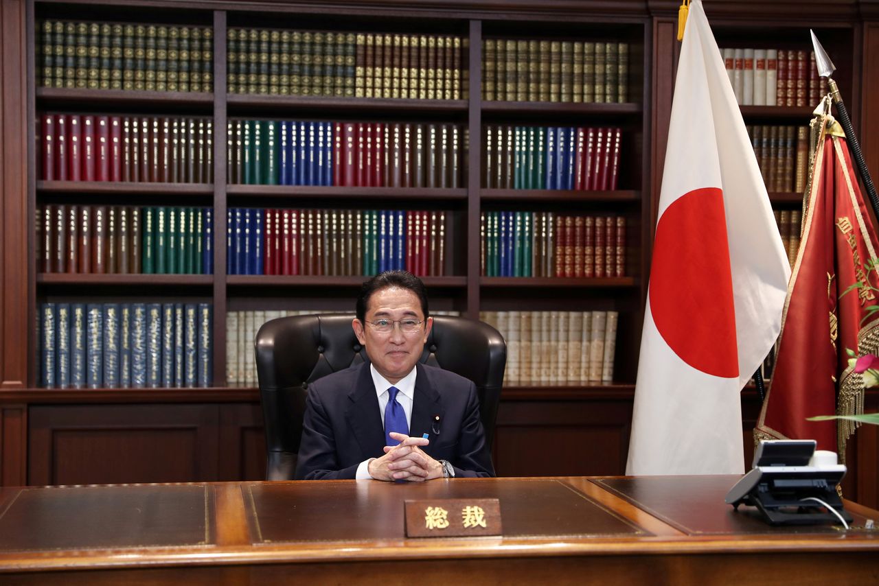 فوميو كيشيدا رئيس وزراء اليابان في طوكيو بصورة من أرشيف رويترز.