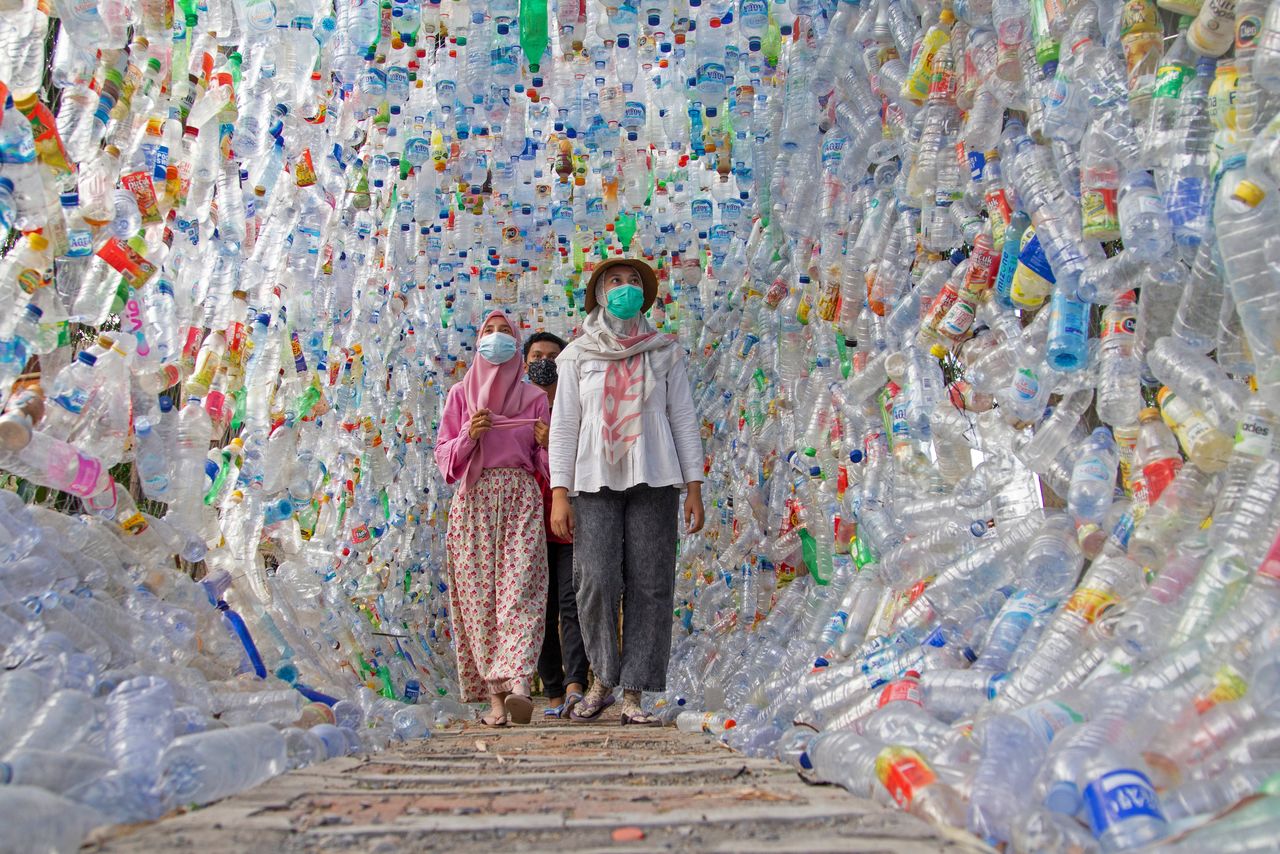 أشخاص يسيرون في متحف مصنوع بالكامل من البلاستيك أقامه أنصار حماية البيئة في إندونيسيا  في مدينة جريسيك في جاوة الشرقية يوم 28 سبتمبر أيلول 2021. تصوير: براستو واردويو - رويترز