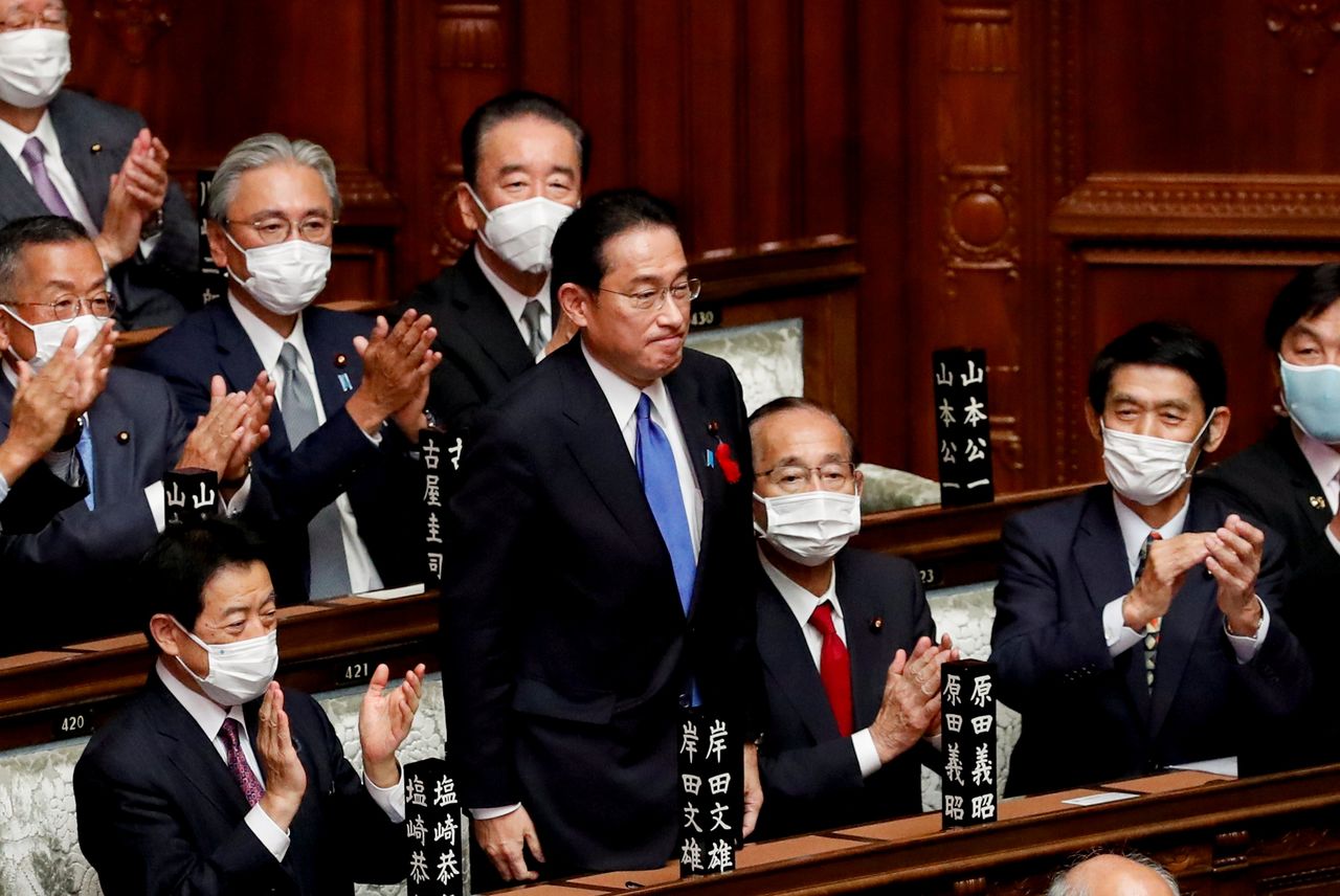 فوميو كيشيدا لدى انتخابه رئيسا جديدا لوزراء اليابان في البرلمان بطوكيو يوم الاثنين. تصوير: كيم كيونج هوون - رويترز