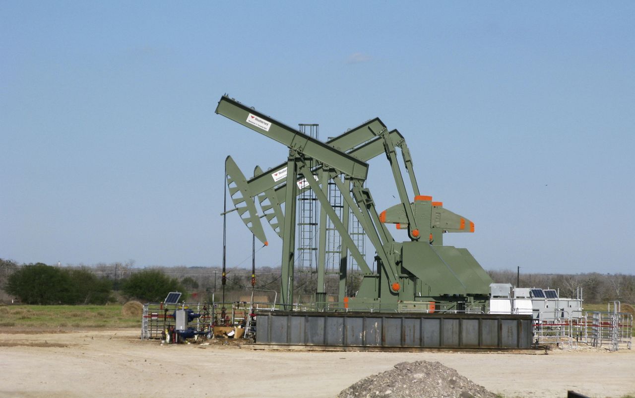 FILE PHOTO: A pump jack stands idle in Dewitt County, Texas January 13, 2016.   REUTERS/Anna Driver//File Photo
