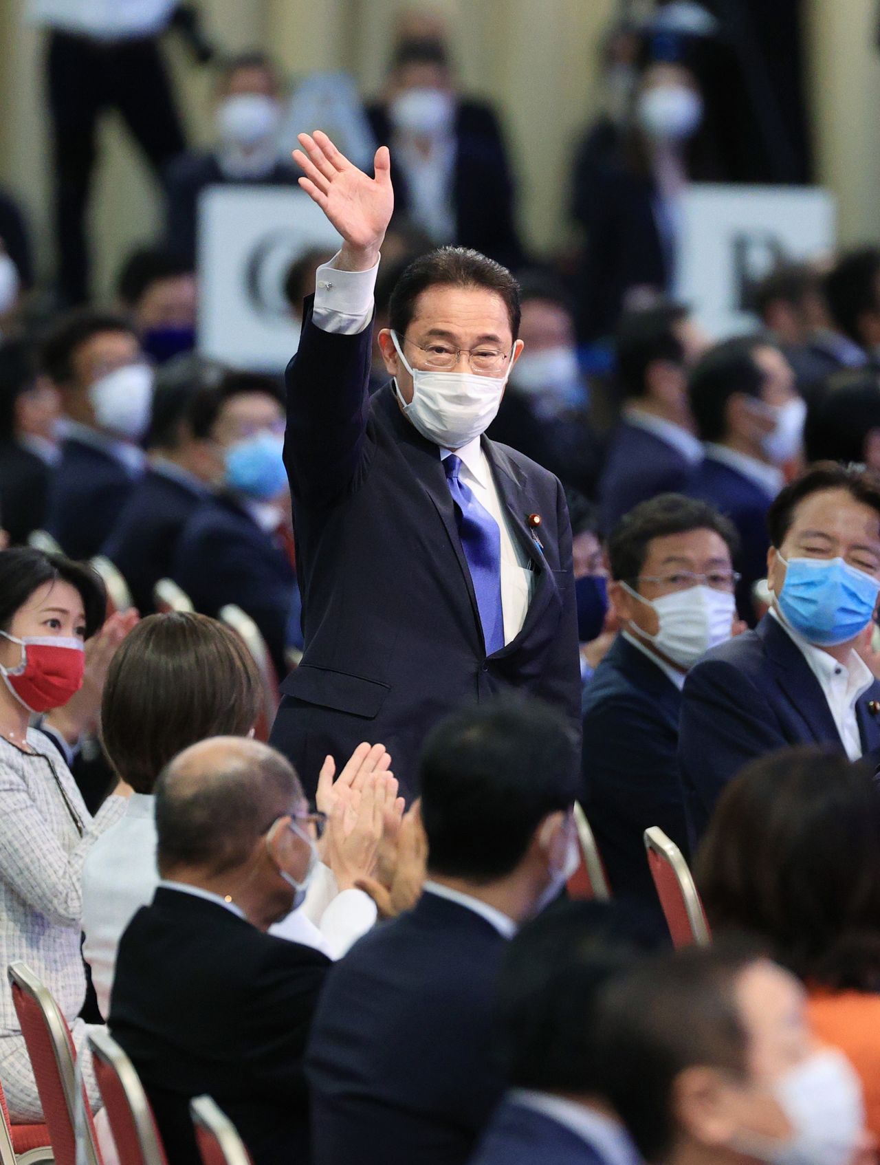 كيشيدا فوميئو يلوح بيده بعد فوزه في انتخابات قيادة الحزب الليبرالي الديمقراطي في طوكيو باليابان في التاسع والعشرين من سبتمبر/ أيلول 2021 (جيجي برس).