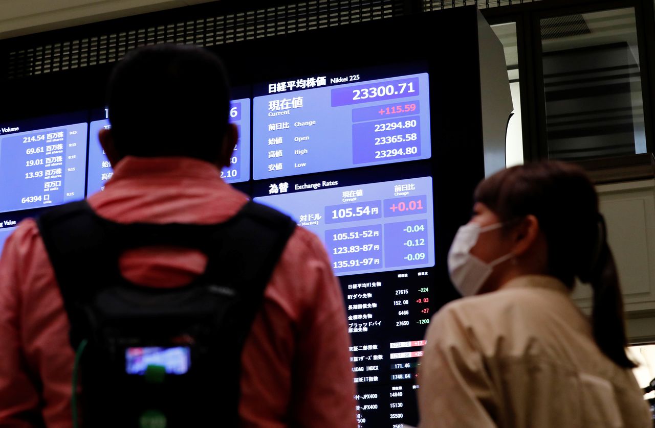 مارة يتابعون حركة المؤشرات عبر لوحة إلكترونية خارج بورصة طوكيو. رويترز
