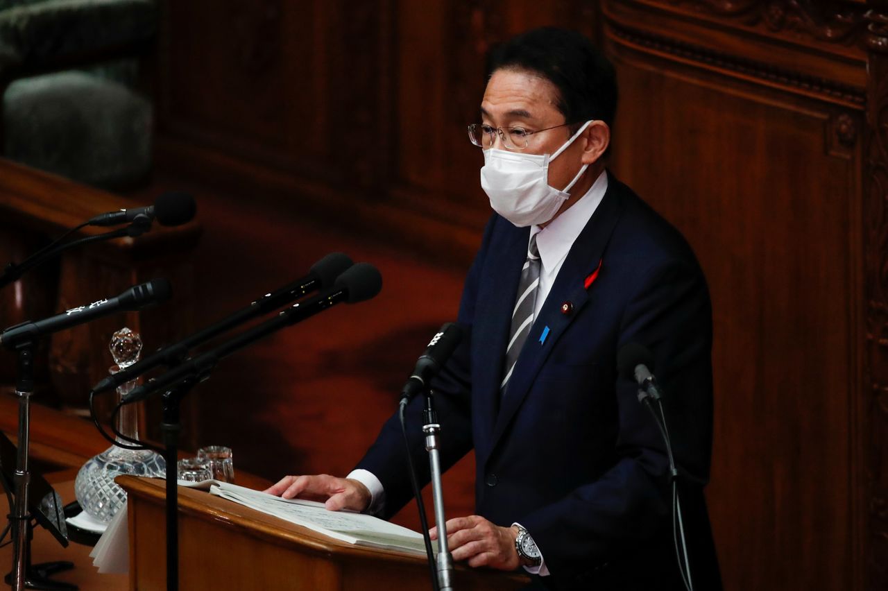 رئيس الوزراء الياباني الجديد فوميو كيشيدا يتحدث أمام البرلمان يوم الجمعة. تصوير: كيم كيونج هون - رويترز
