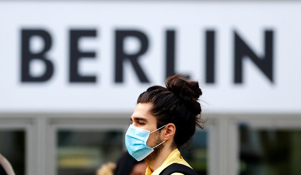 رجل يضع كمامة للوقاية من فيروس كورونا في برلين يوم 20 اكتوبر تشرين الأول 2021. تصوير: فابريزيو بنش - رويترز.