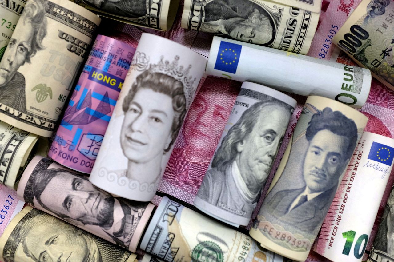 عملات ورقية من اليورو ودولار هونج كونج والدولار الأمريكي والين الياباني واليوان الصيني في صورة من أرشيف رويترز.
