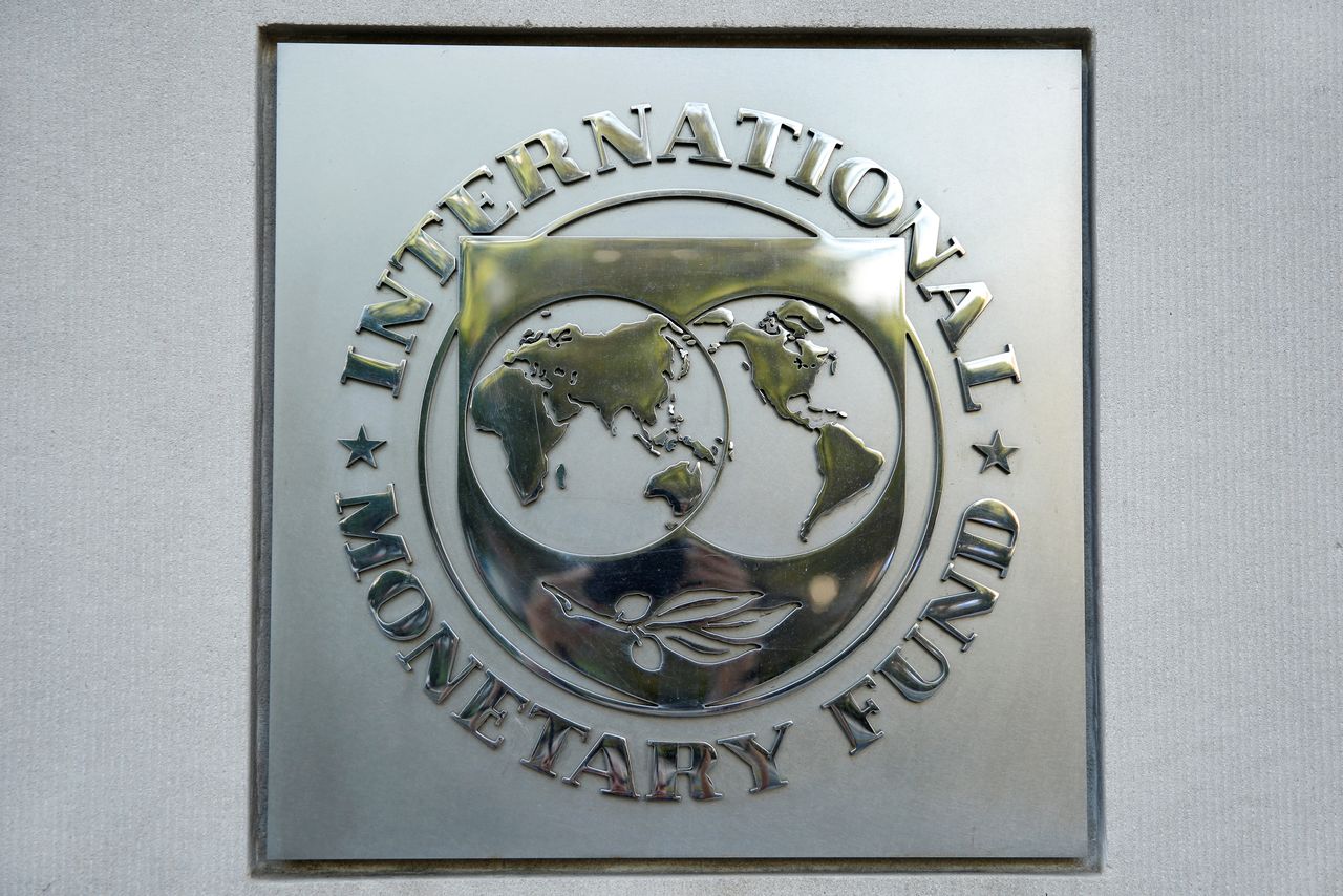شعار صندوق النقد الدولي في مقره بواشنطن. رويترز