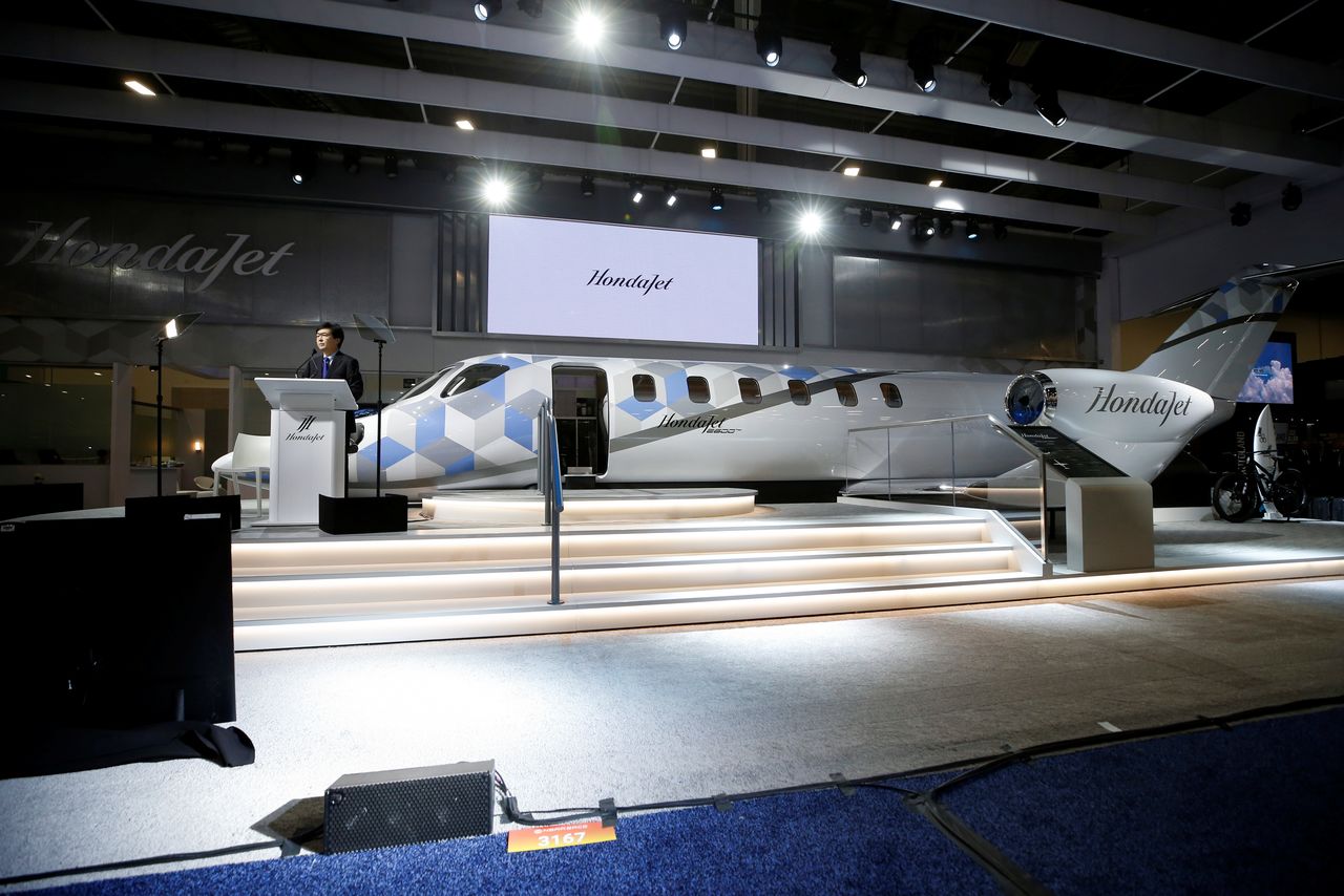 ميشيماسا فوجينو، الرئيس والمدير التنفيذي لشركة هوندا للطائرات، يكشف النقاب عن طائرة هوندا جيت 2600 في مركز مؤتمرات لاس فيغاس خلال مؤتمر ومعرض طيران الأعمال NBAA في لاس فيغاس، نيفادا، الولايات المتحدة، 12 أكتوبر/ تشرين الأول 2021. رويترز.