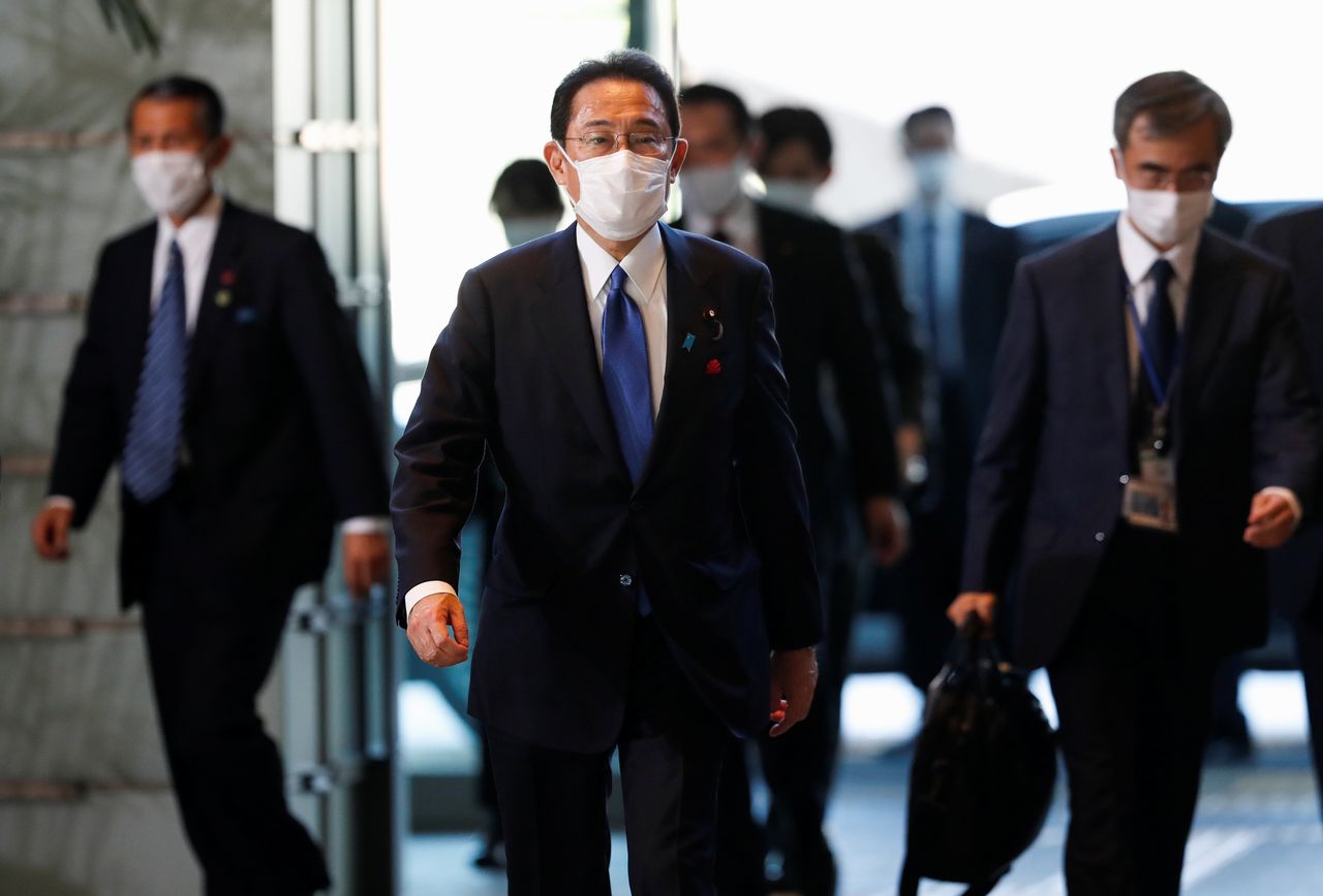 رئيس الوزراء الياباني المنتخب حديثًا كيشيدا فوميئو يصل إلى مقر إقامته الرسمي في طوكيو، اليابان في 4 أكتوبر/ تشرين الأول 2021. رويترز / إيسى كاتو.