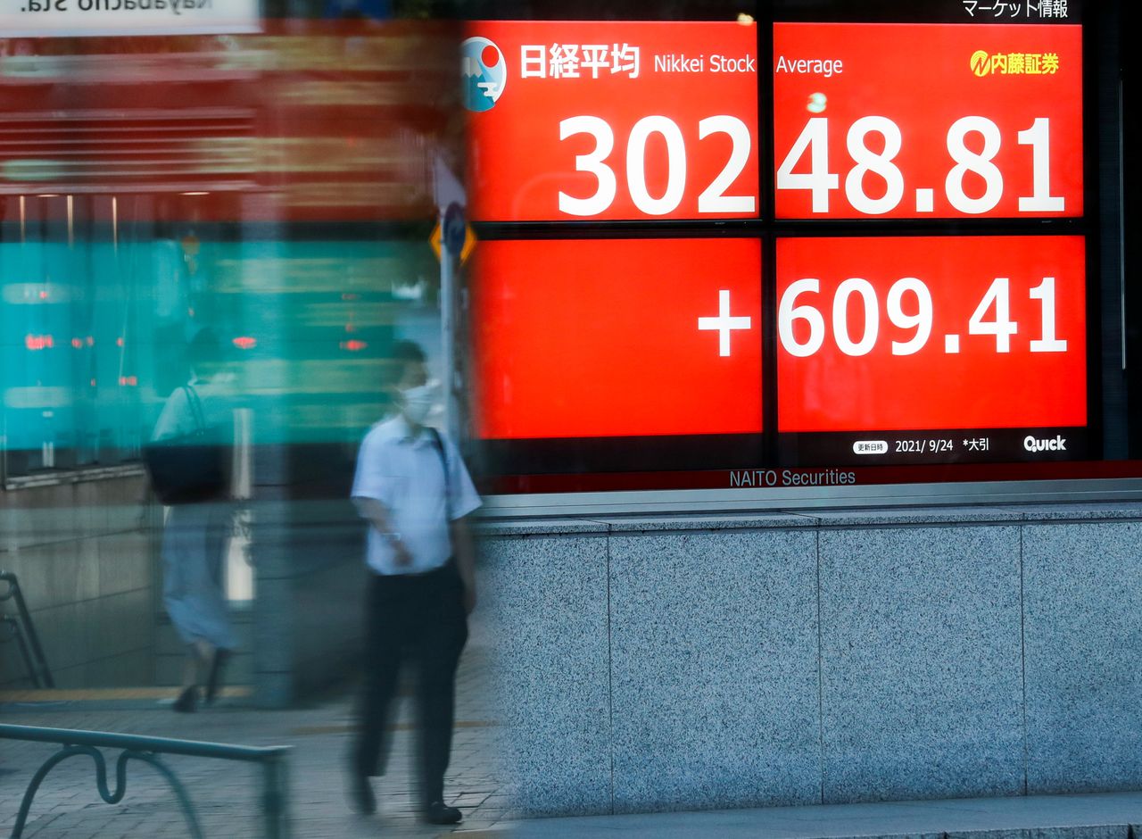 شاشة إلكترونية تعرض متوسط المؤشر نيكي للأسهم اليابانية خارج مكتب للسمسرة في العاصمة طوكيو يوم 24 سبتمبر أيلول 2021. تصوير: كيم كيونج هون - رويترز.