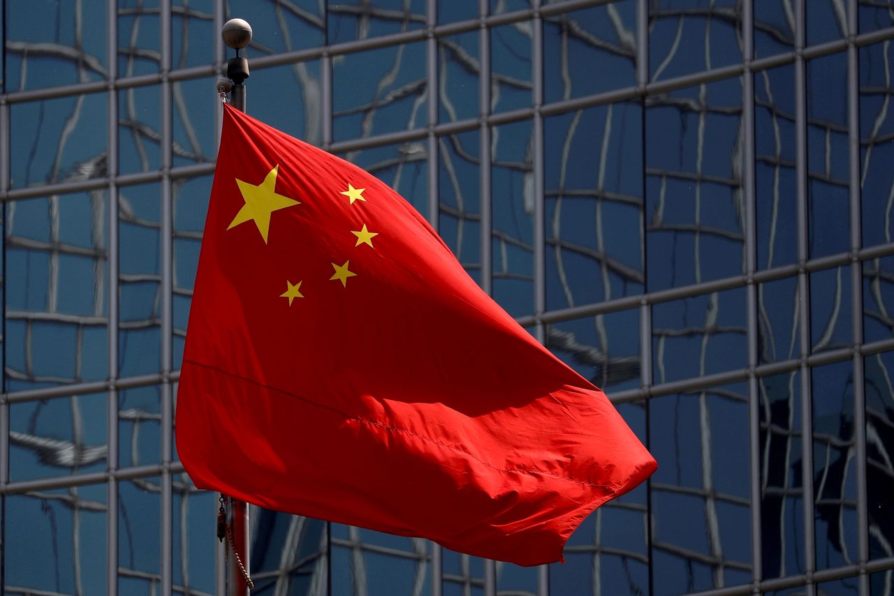 علم الصين في صورة من أرشيف رويترز