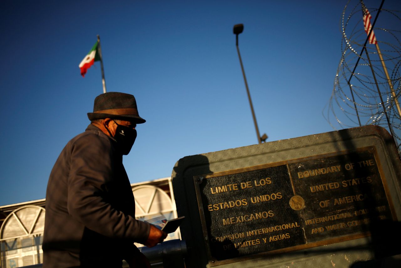 رجل يضع كمامة للوقاية من فيروس كورونا في سيوداد خواريز بالمكسيك يوم 13 أكتوبر تشرين الأول 2021. تصوير: خوسيه لويس جونزاليس - رويترز.