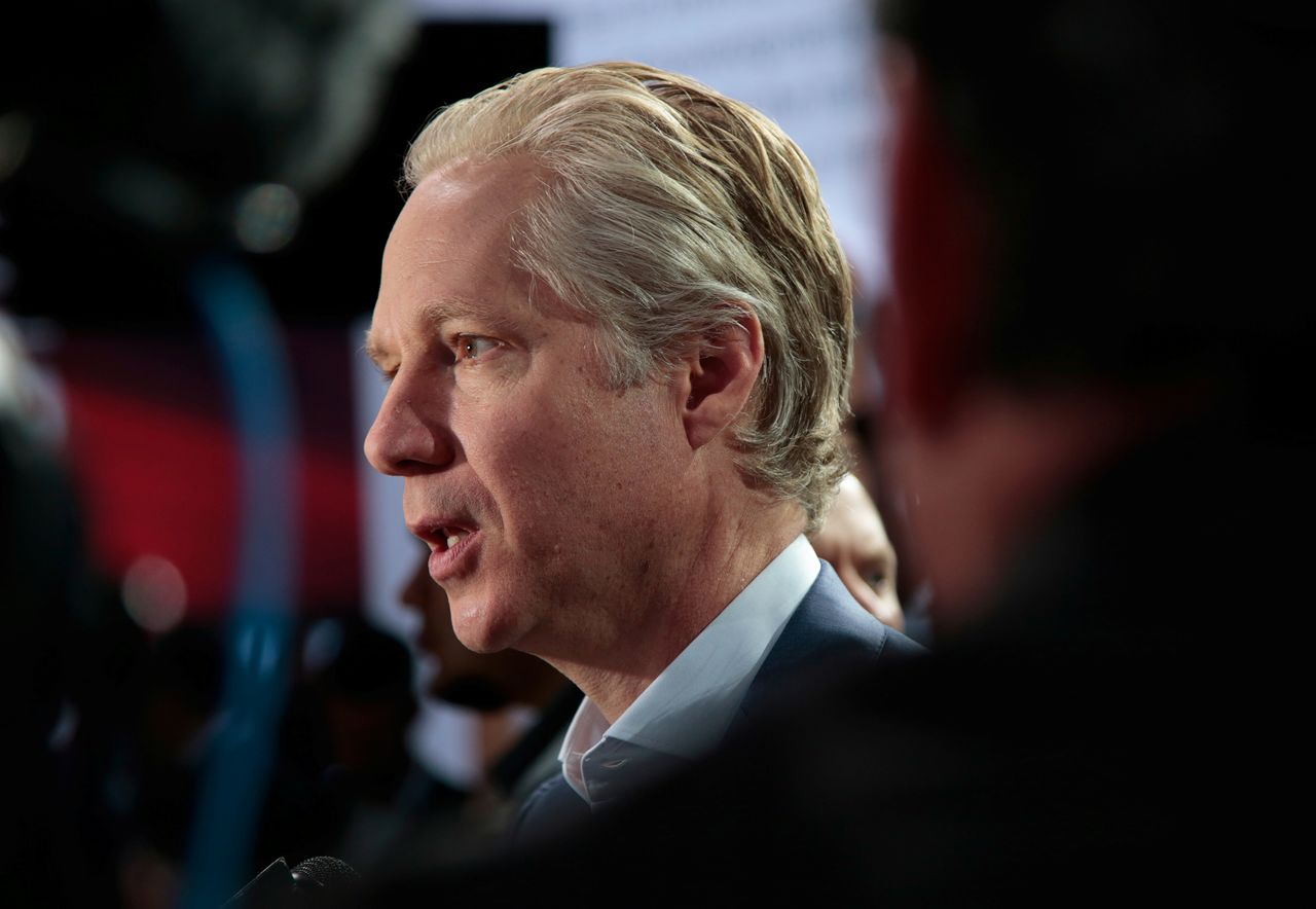 سكوت كيوج الرئيس التنفيذي لعمليات فولكسفاجن في الأمريكتين يتحدث في مؤتمر ثجفي في معرض للسيارات في لوس أنجليس بولاية كاليفورنيا. صورة من أرشيف رويترز.