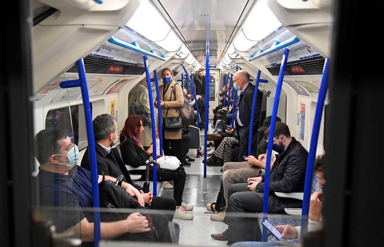 ركاب في أحد قطارات مترو الأنفاق في العاصمة البريطانية لندن وبعضهم يضع كمامات للوقاية من فيروس كورونا يوم الأربعاء. تصوير: توبي ملفيل - رويترز.