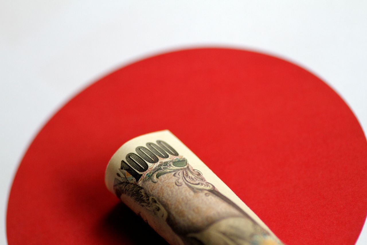 ورقة مالية فئمة 10 آلاف ين ياباني في صورة من أرشيف رويترز.
