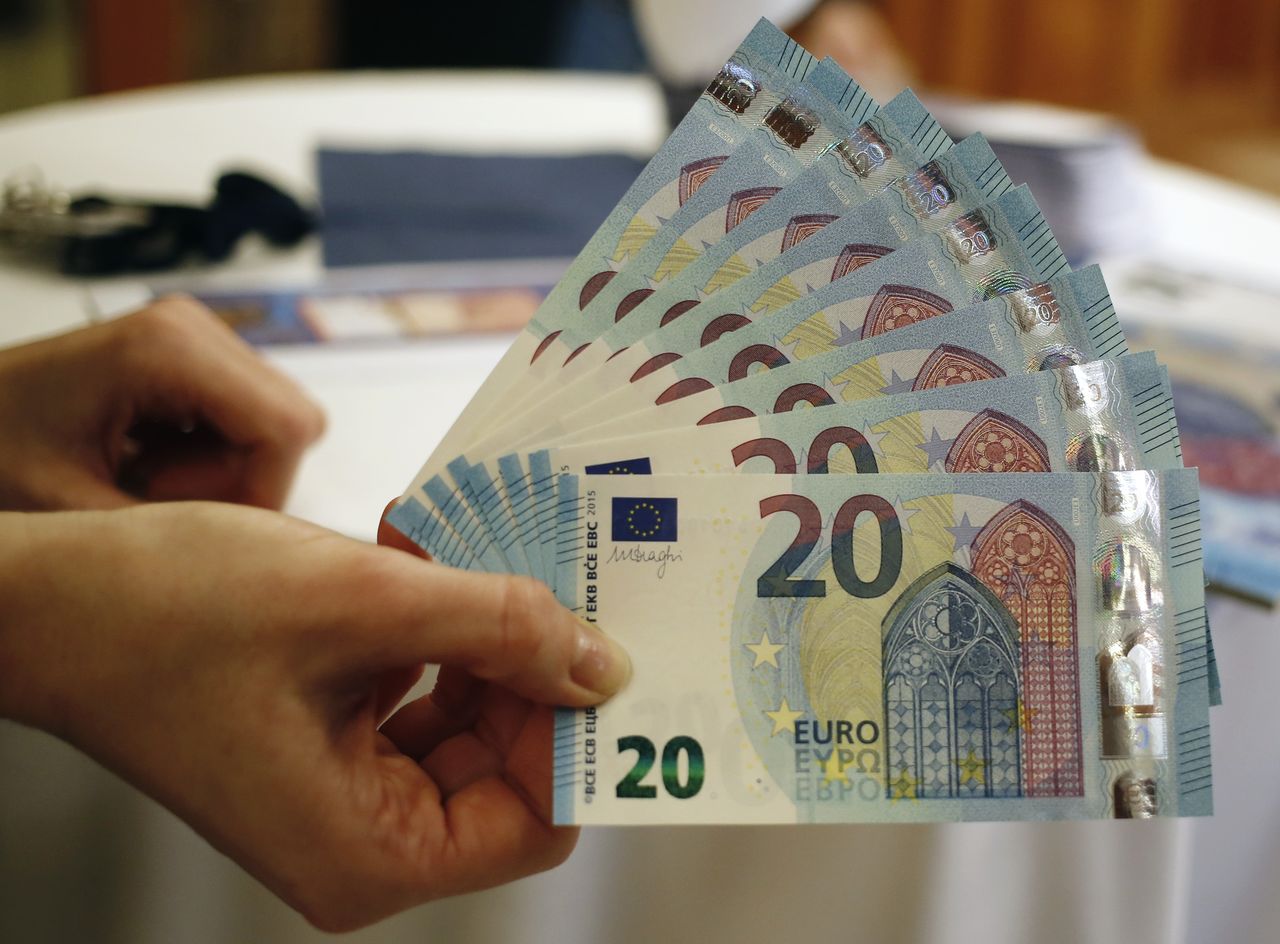 أوراق مالية فئة 20 يورو في فيينا بصورة من أرشيف رويترز.