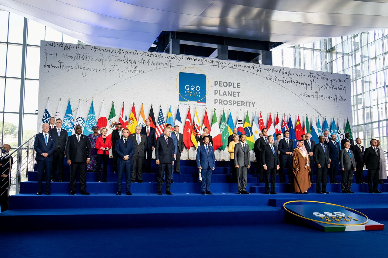 الرئيس الأمريكي جو بايدن وزعماء آخرون خلال التقاط صورة جماعية في قمة مجموعة العشرين بروما يوم السبت. صورة لرويترز من ممثل لوكالات الأنباء.
