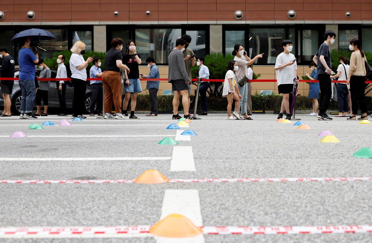 أناس يصطفون لإجراء اختبار للإصابة بفيروس كورونا في سول عاصمة كوريا الجنوبية يوم 9 يوليو تموز 2021. تصوير: هيو ران - رويترز.