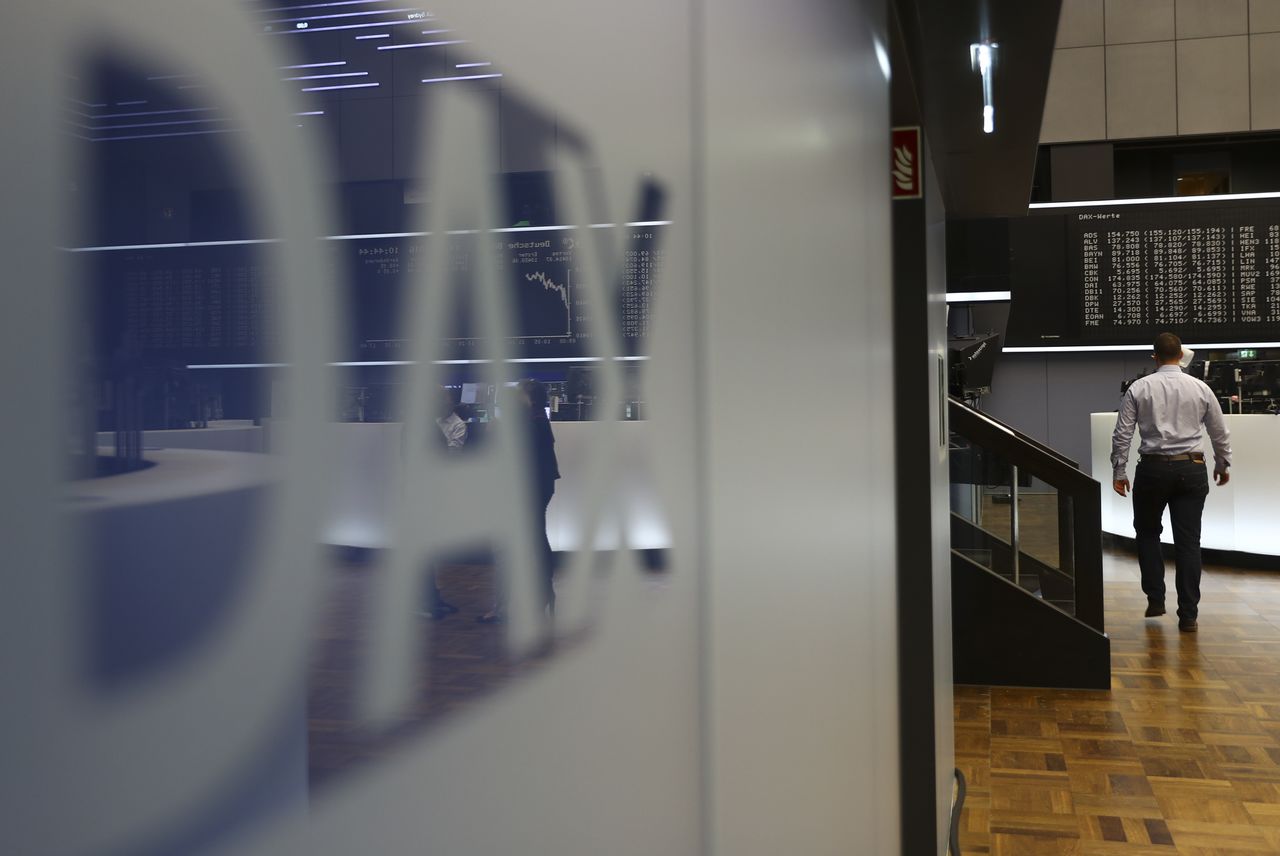 شعار مؤشر داكس الألماني منعكس على الزجاج في بورصة فرانكفورت في صورة من أرشيف رويترز.