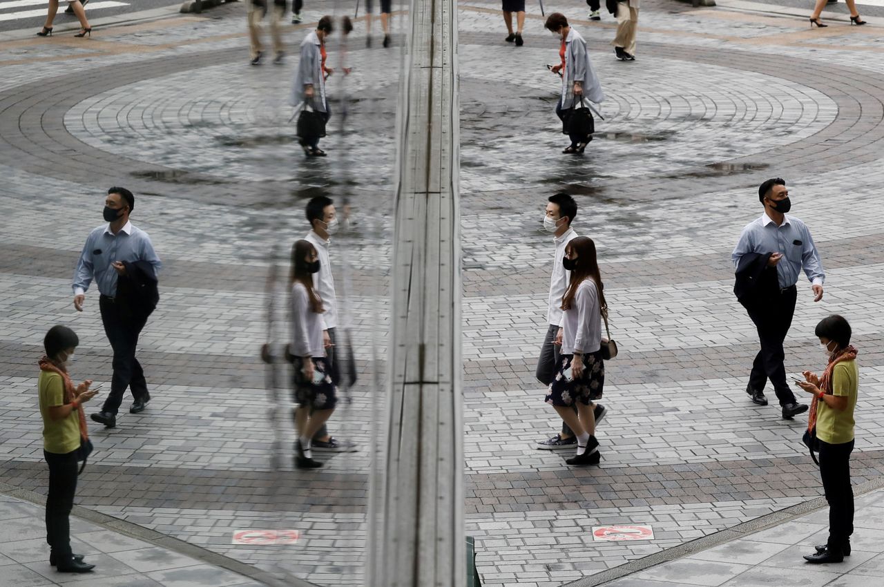 أشخاص يرتدون أقنعة واقية، وسط تفشي مرض فيروس كورونا، يشقون طريقهم في منطقة التسوق في طوكيو، اليابان، 9 سبتمبر/ أيلول 2021. رويترز / كيم كيونغ هون.
