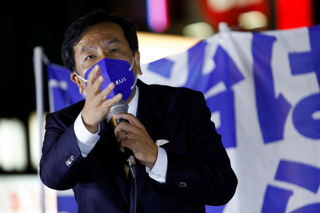  إيدانو يوكيئو، زعيم الحزب الدستوري الديمقراطي الياباني، يتحدث إلى الناخبين في اليوم الأخير من الحملة الانتخابية لانتخابات مجلس النواب التي أقيمت في 31 أكتوبر/ تشرين الأول، بالقرب من محطة شينجوكو في طوكيو، اليابان، 30 أكتوبر/ تشرين الأول 2021. أندرونيك كريستودولو. رويترز.