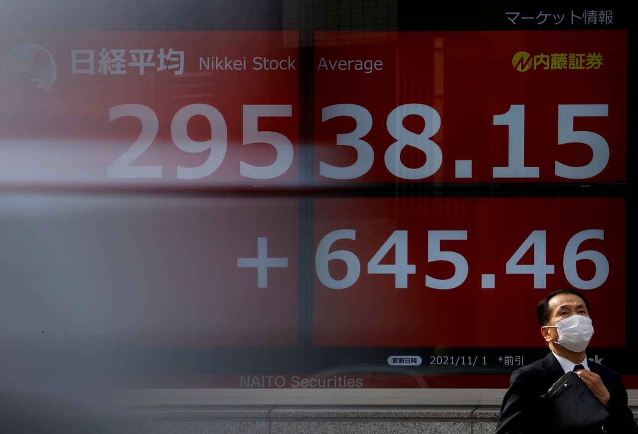 شاشة إلكترونية تعرض متوسط المؤشر نيكي للأسهم اليابانية خارج مكتب للسمسرة في العاصمة طوكيو يوم 1 نوفمبر تشرين الثاني 2021. تصوير: إيسي كاتو - رويترز.