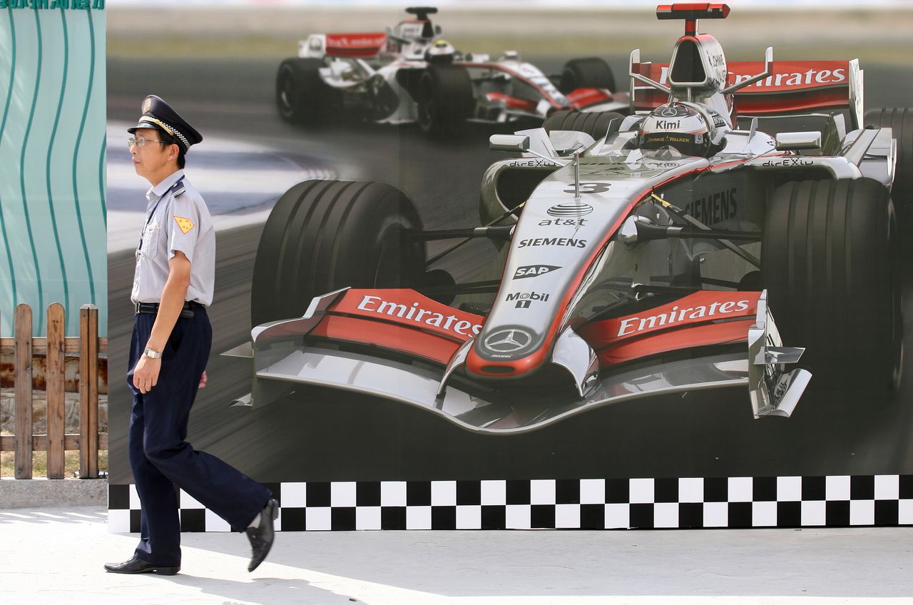 حارس أمن يجوار لافتة لسباق فورمولا 1 في شتغهاي. رويترز