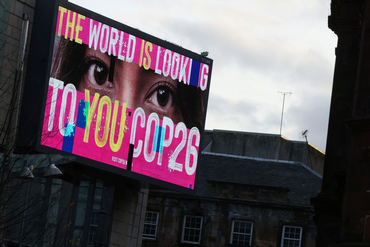 لوحة اعلانية تشير لقمة الأمم المتحدة للمناخ في جلاسجو باسكتلندا يوم الأحد. تصوير:ايف هيرمان-رويترز.