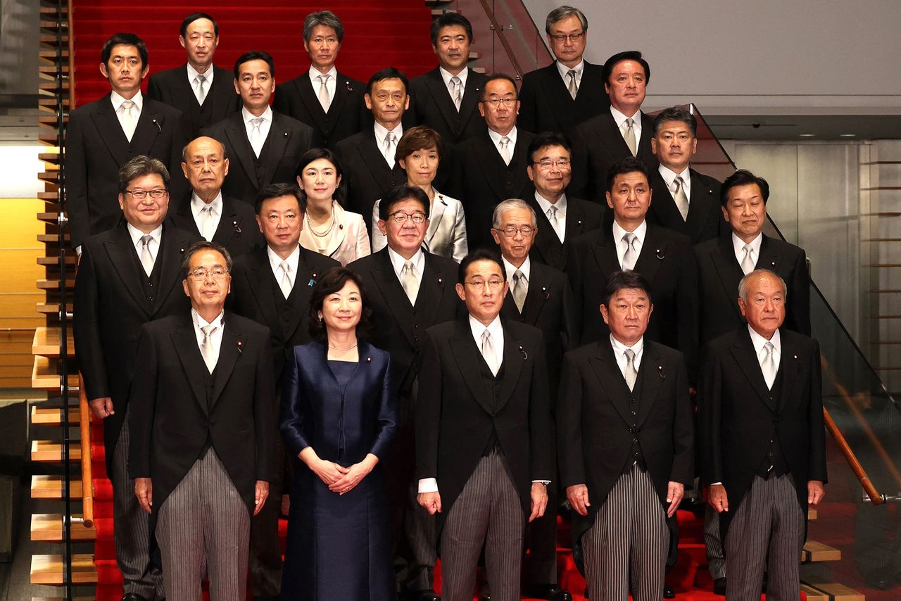  كيشيدا فوميئو (في منتصف الصف الأمامي) وأعضاء حكومته الجديدة في صورة تذكارية التُقطت في طوكيو في الرابع من أكتوبر/ تشرين الأول 2021 (جيجي برس/ أ ف ب)