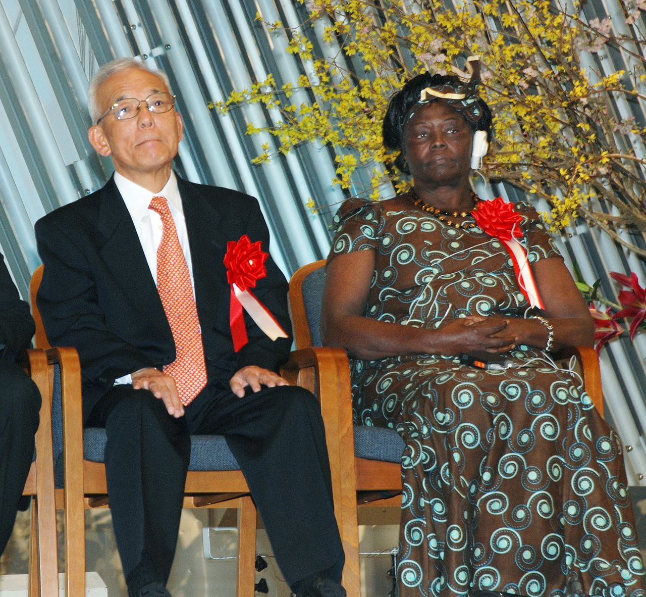 سيوكورو مانابى، على اليسار، يجلس بجوار الكينية وانغاري ماثاي، الحائزة على جائزة نوبل للسلام في عام 2004، في أحد الاحتفالات التي أقيمت في فبراير/ شباط 2010 في قاعة مشاهير الأرض بمدينة كيوتو. (جيجي برس)