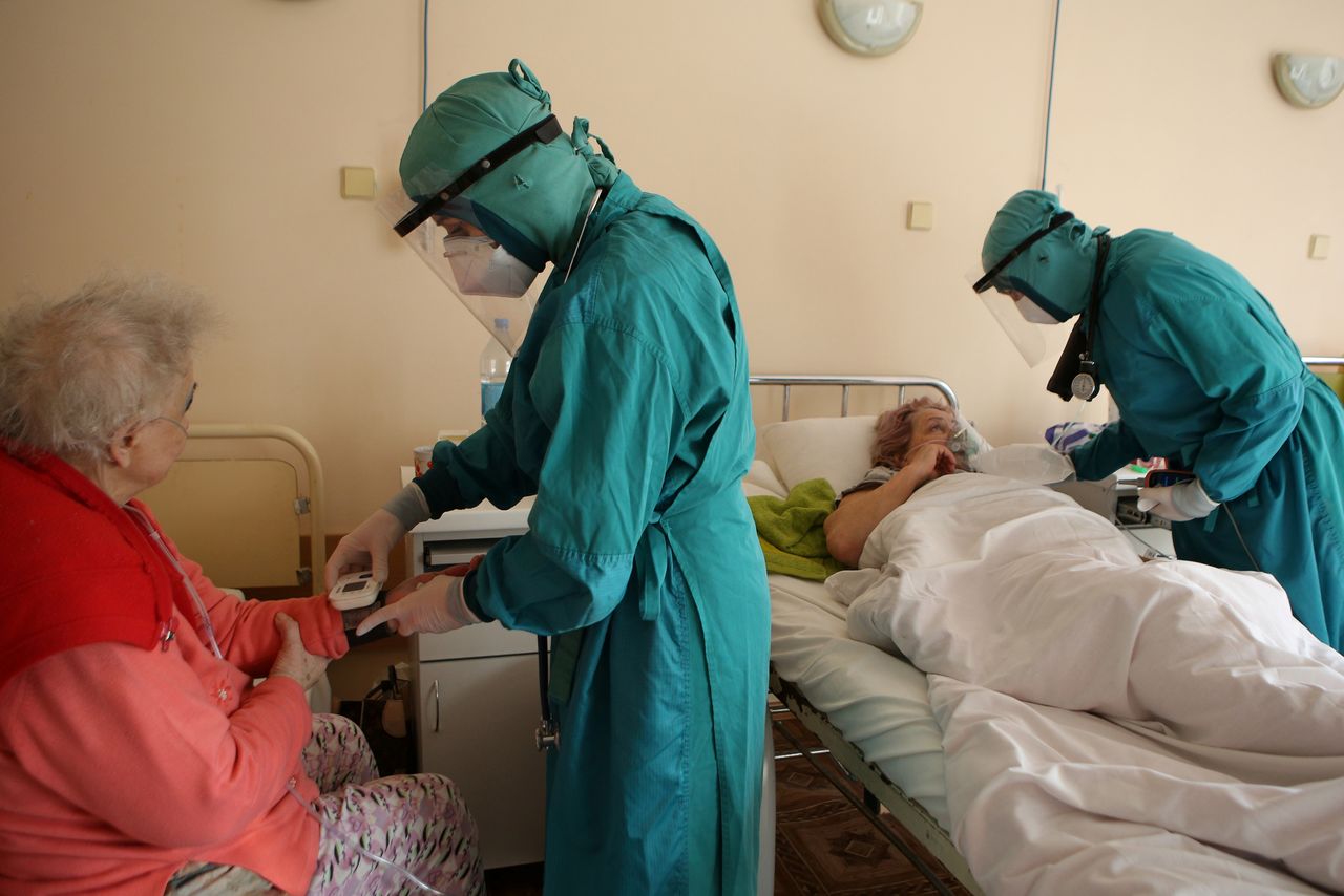 ممرضون يرتدون ملابس واقية ويعالجون مرضى مصابون بكوفيد-19 في مستشفى في أوشجرود بأوكرانيا يوم الأربعاء. تصوير: رويترز.
(تستخدم الصورة للأغراض التحريرية فقط).
