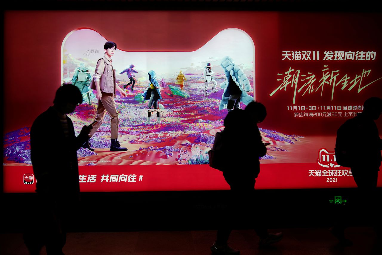إعلان في شنغهاي بالصين يوم الخميس للترويج لمهرجان التسوق في علي بابا الصينية بمناسبة يوم العزاب . تصوير:رويترز.