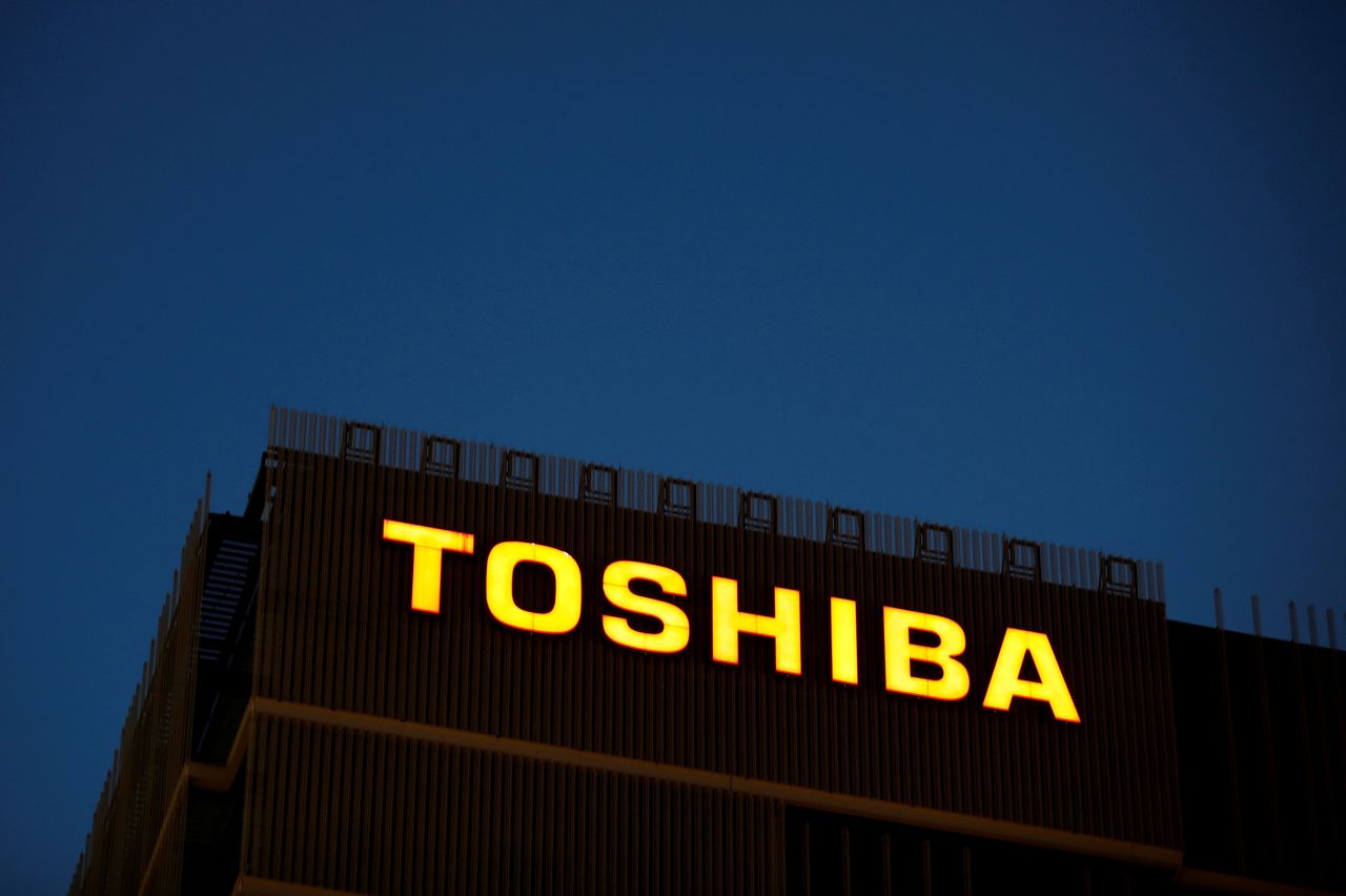 شعار شركة توشيبا اليابانية على منشأة تابعة لها في كواساكي باليابان يوم 10 يونيو حزيران 2021. تصوير: كيم كيونج هون - رويترز.
