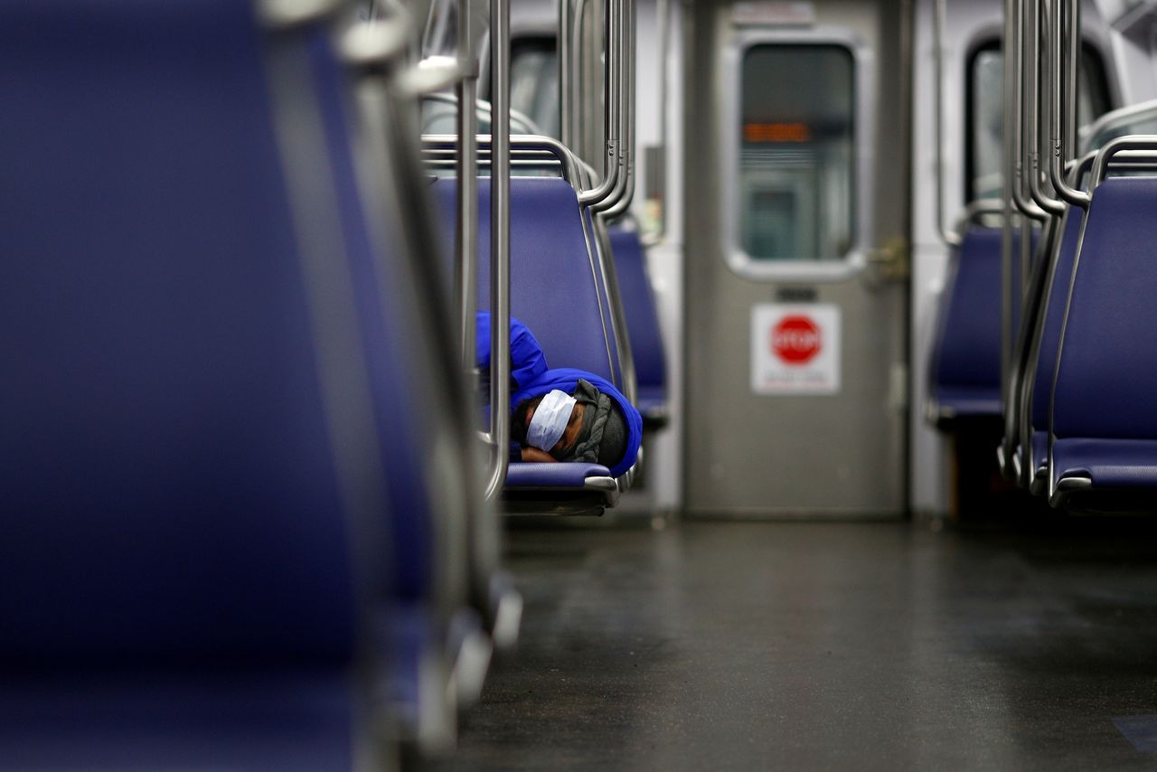 رجل يستريح في مترو واشنطن يضع كمامة في صورة من أرشيف رويترز.