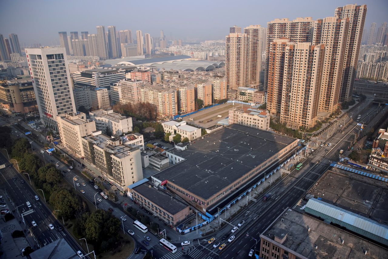منظر عام لسوق هوانان للجملة حيث ظهرت أول سلسلة حالات إصابة بكوفيد-19 في مدينة ووهان الصينية. تصوير توماس بيتر-رويترز.
