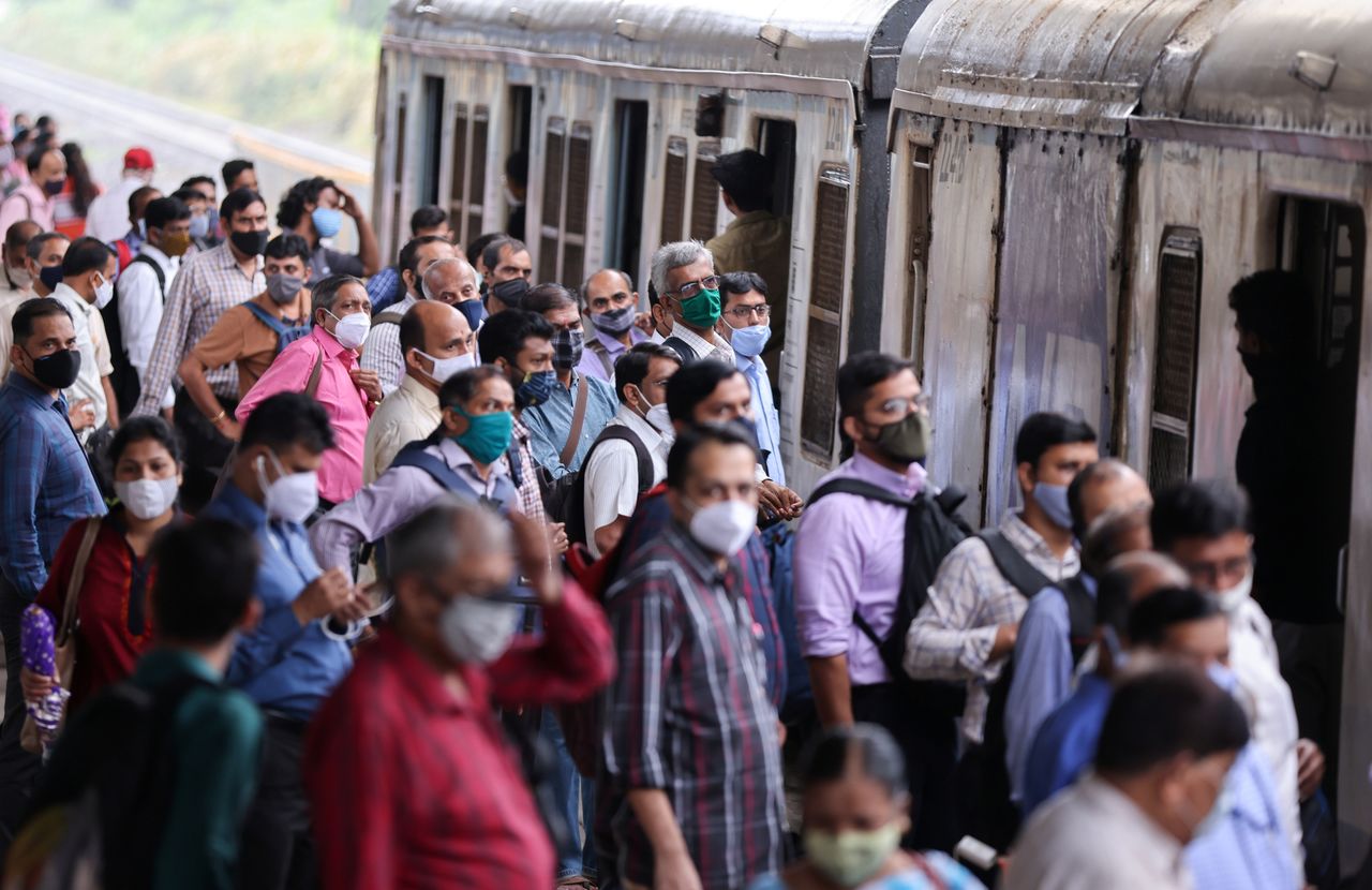 أشخاص يضعون كمامات ينتظرون قطارا في مومباي يوم 17 أغسطس آب 2021. تصوير: فرانسيس ماسكارينهاس - رويترز