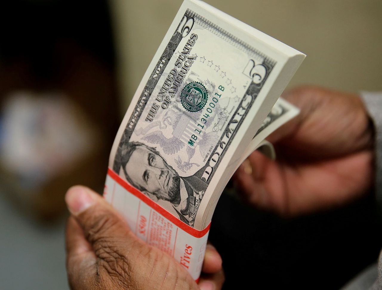 روزمة أوراق نقدية فئة خمسة دولارات في واشنطن بصورة من أرشيف رويترز.